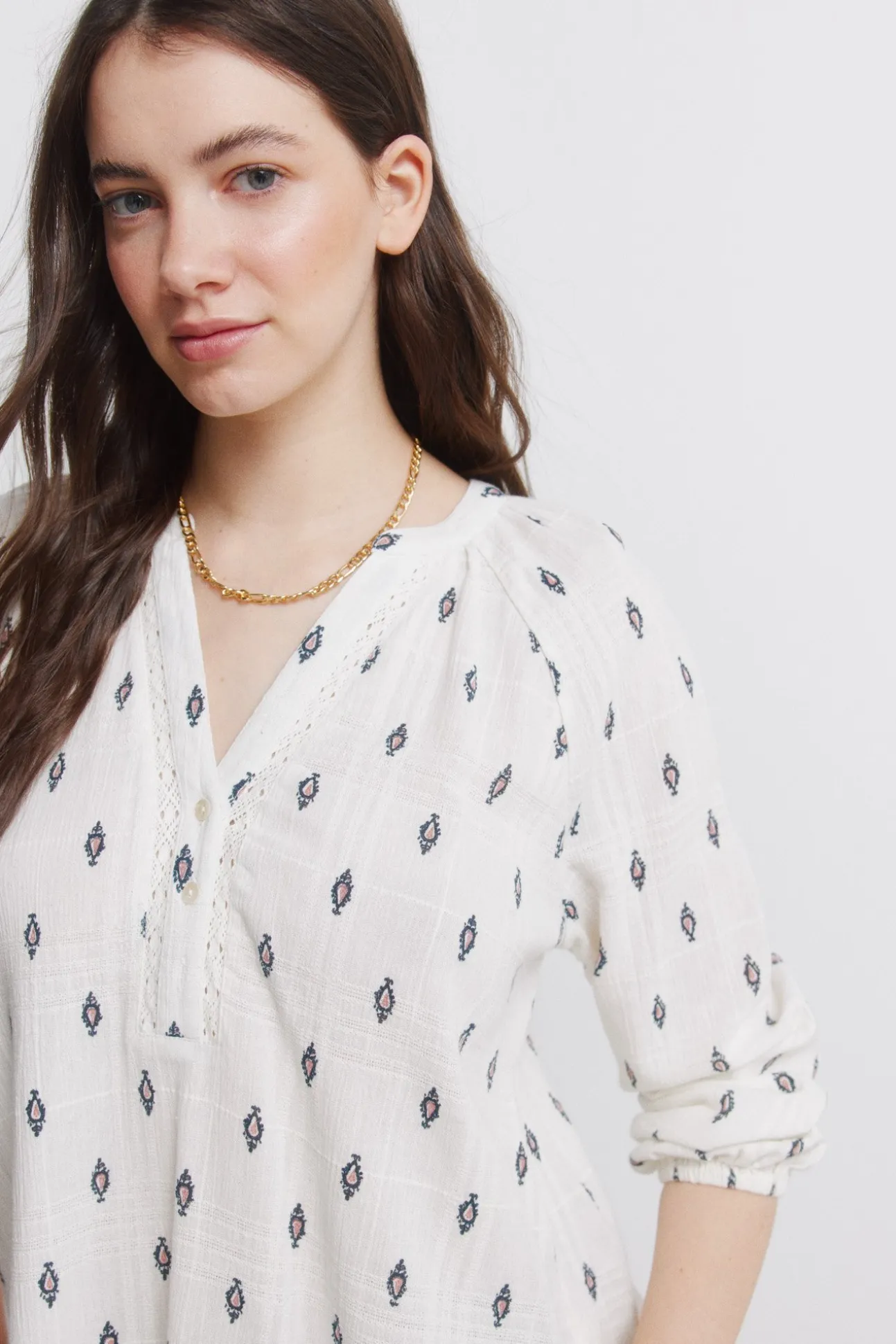 Blouse brodée en dentelle