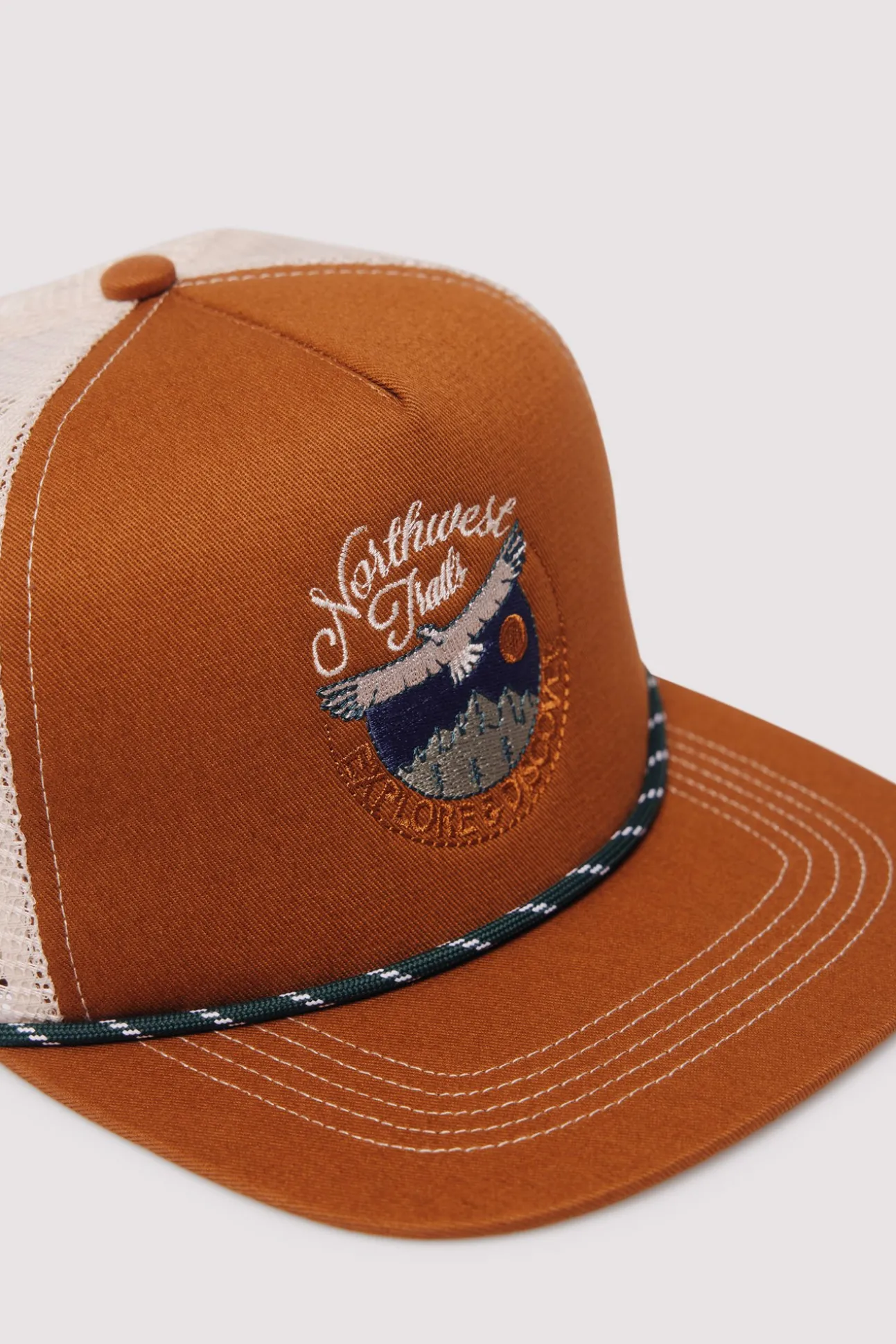 Casquette à visière plate brodée