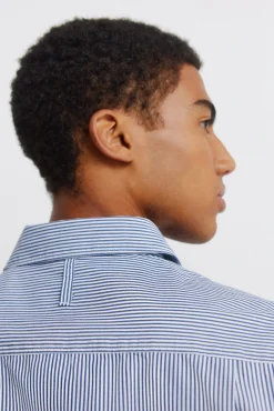 Chemise &agrave; rayures brod&eacute;e sur la poche