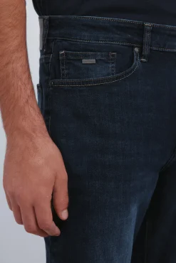 Jean slim bleu tr&egrave;s fonc&eacute;