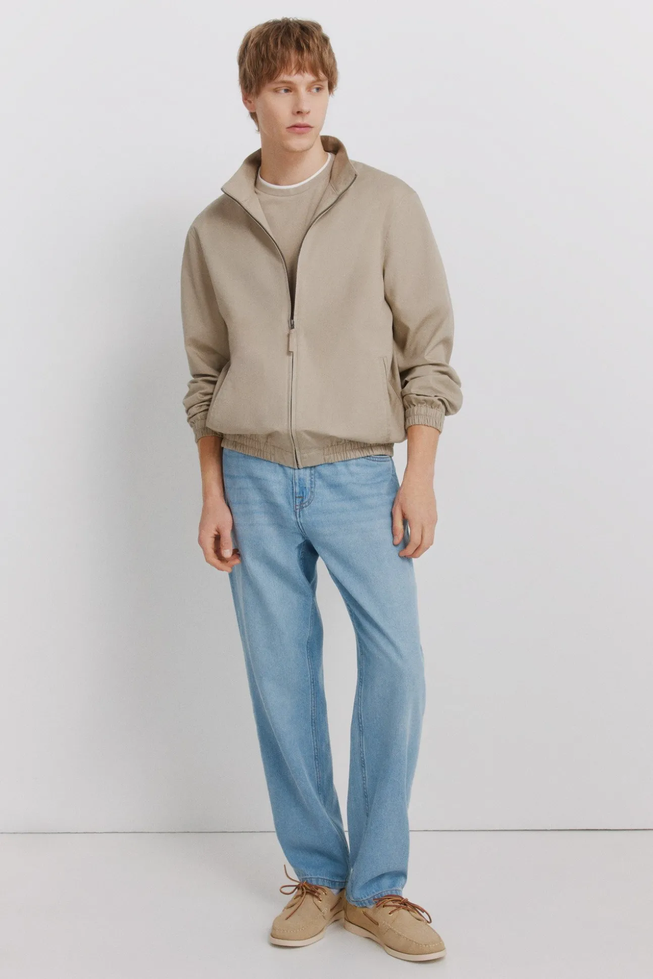 Jeans ultra légers lavage moyen coupe droite