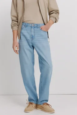 Jeans ultra l&eacute;gers lavage moyen coupe droite