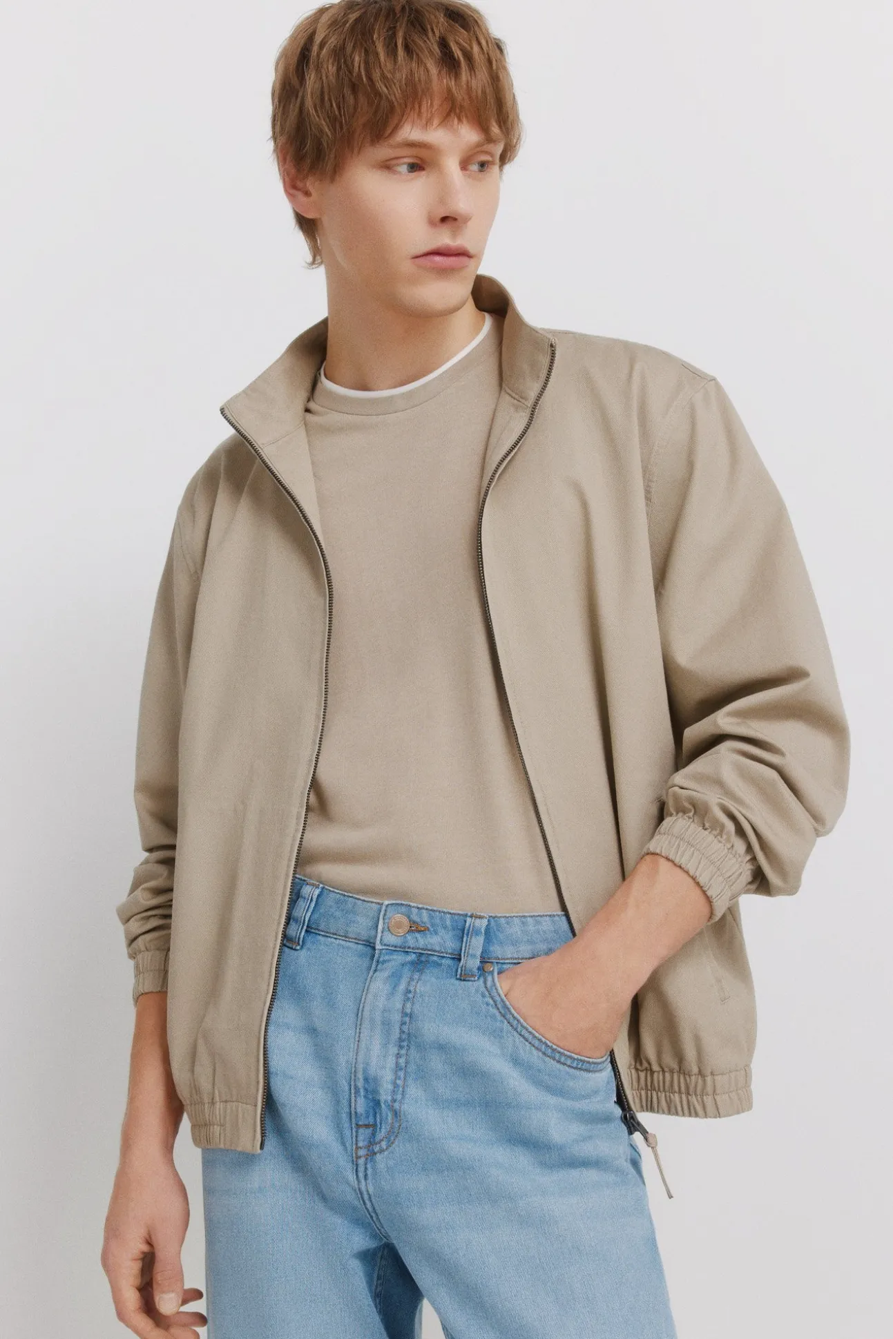 Jeans ultra légers lavage moyen coupe droite