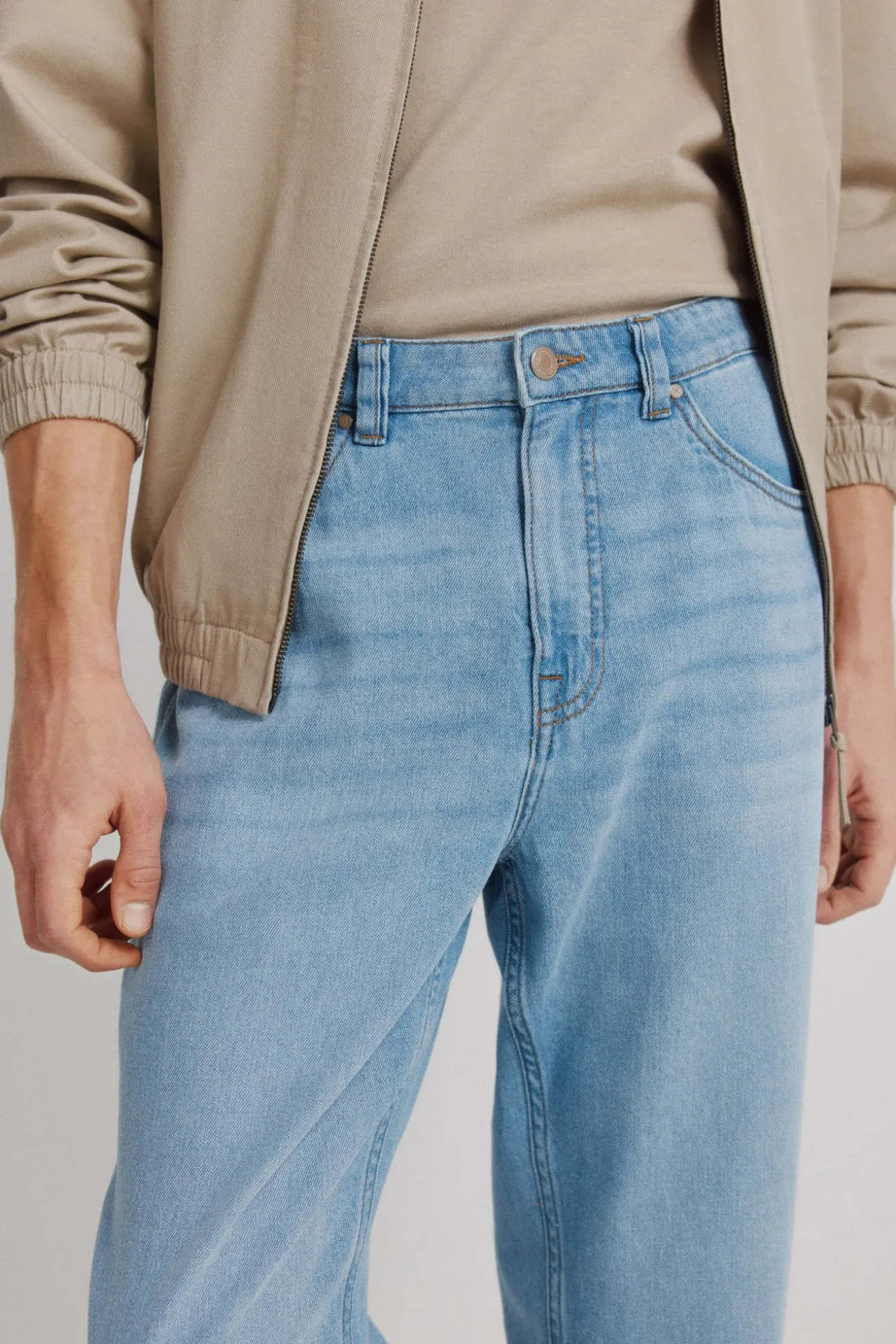 Jeans ultra légers lavage moyen coupe droite