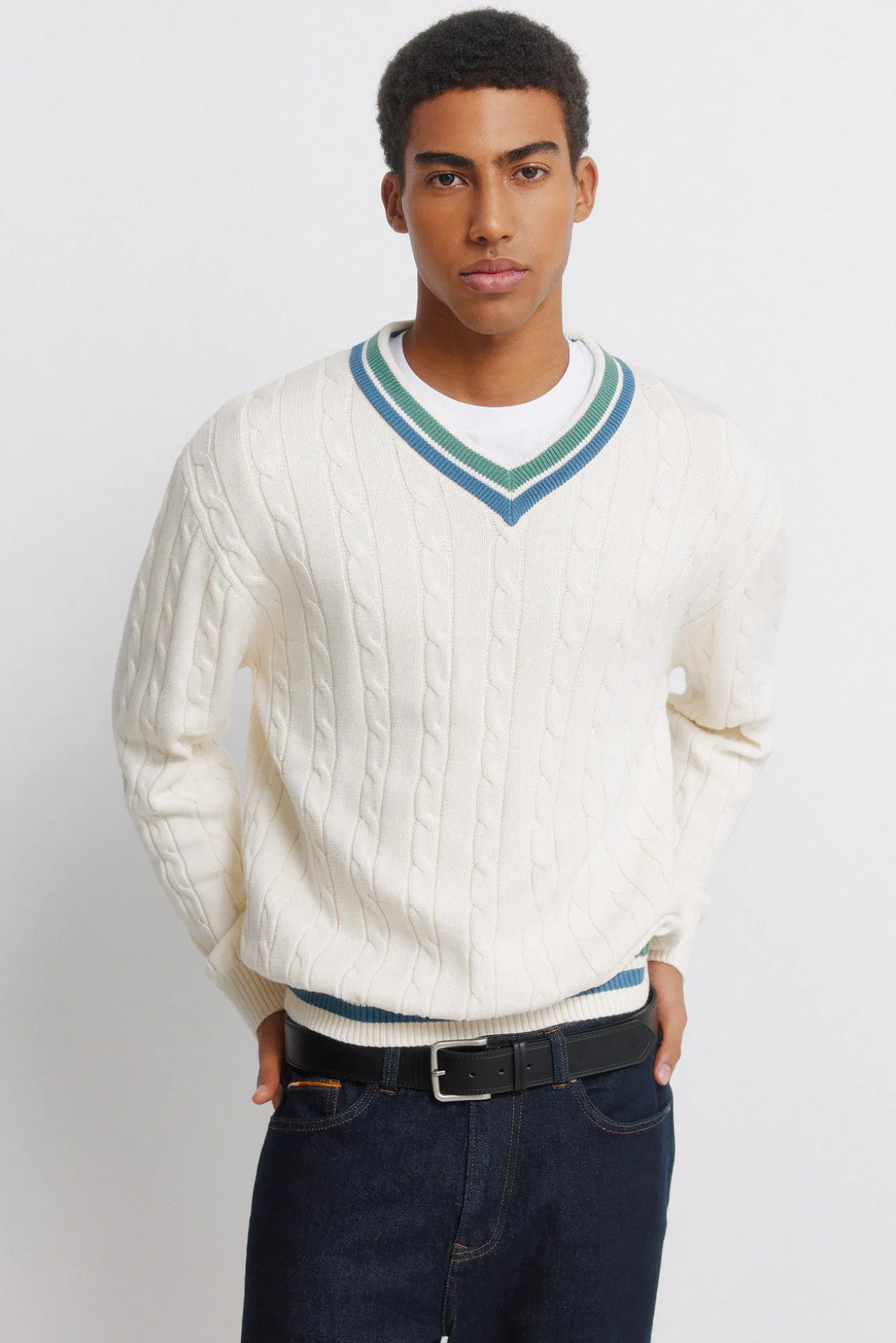Pull à torsades col en V