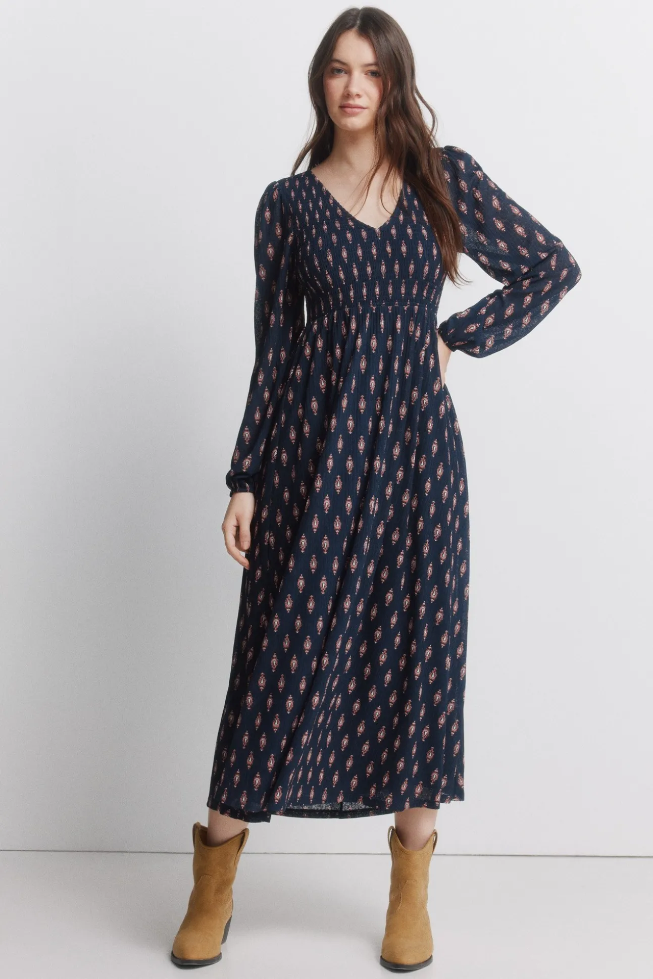 Robe à décolleté volanté