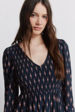 Robe &agrave; d&eacute;collet&eacute; volant&eacute;
