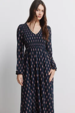 Robe à décolleté volanté