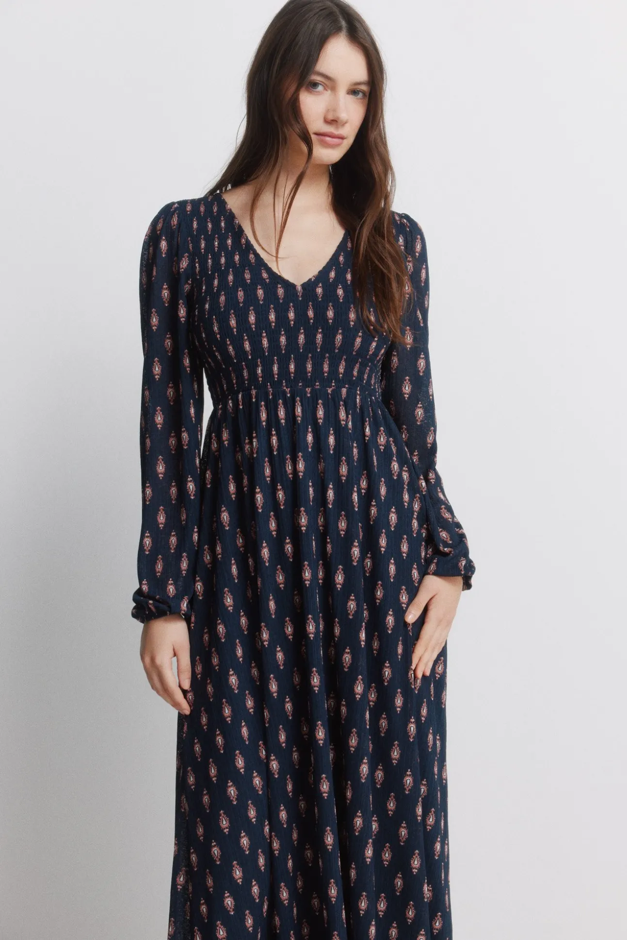 Robe à décolleté volanté