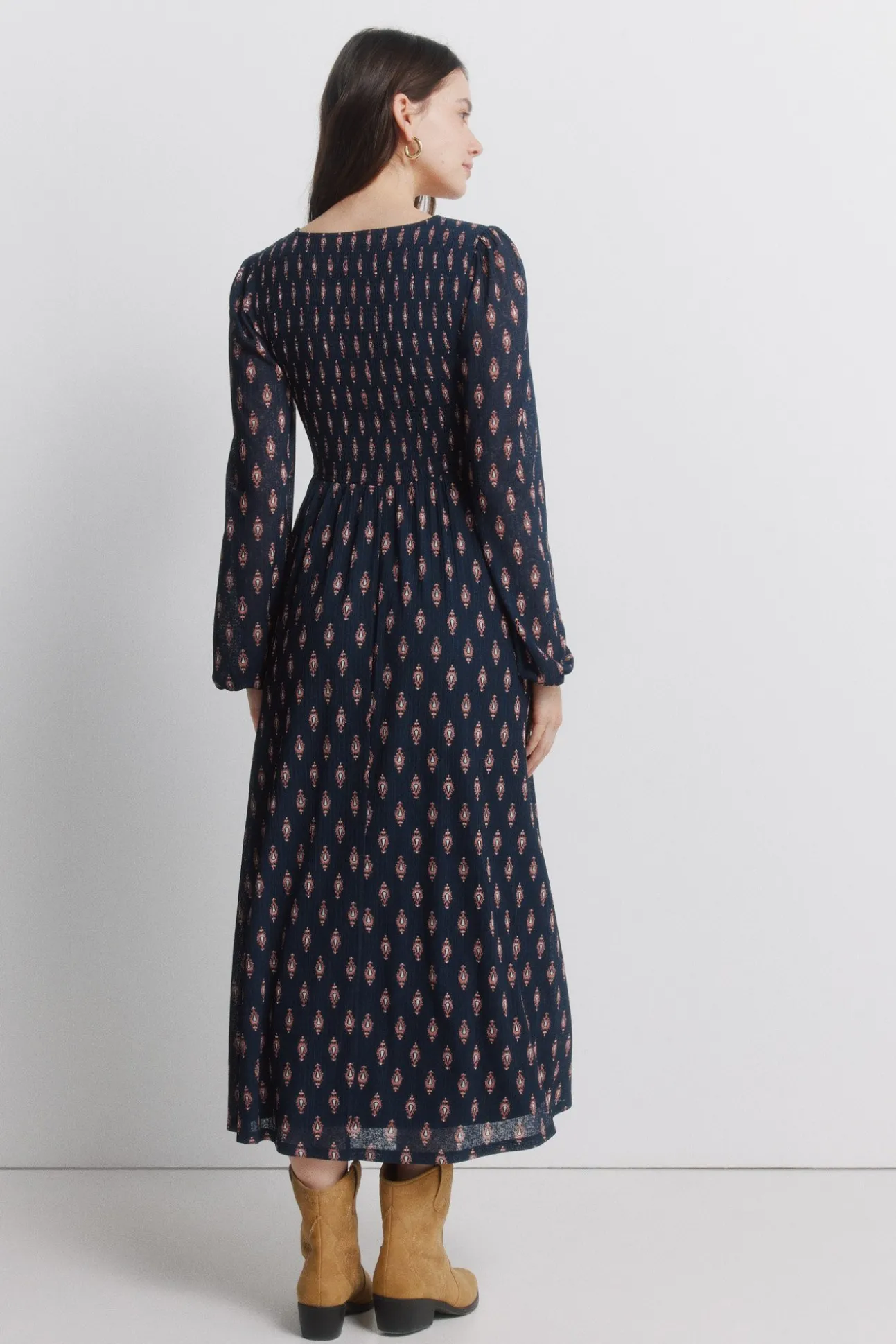 Robe à décolleté volanté