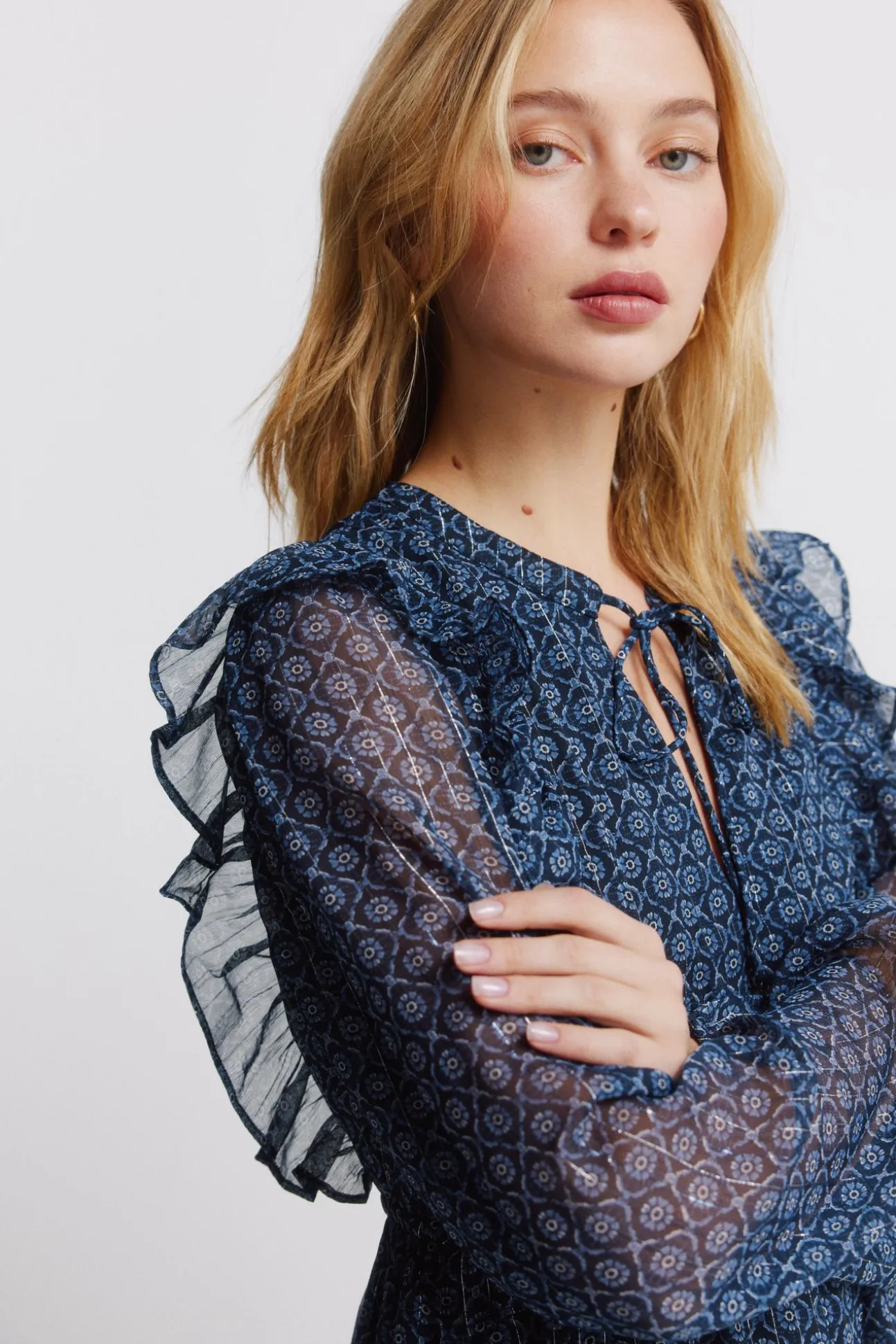 Robe courte à manches longues à volants