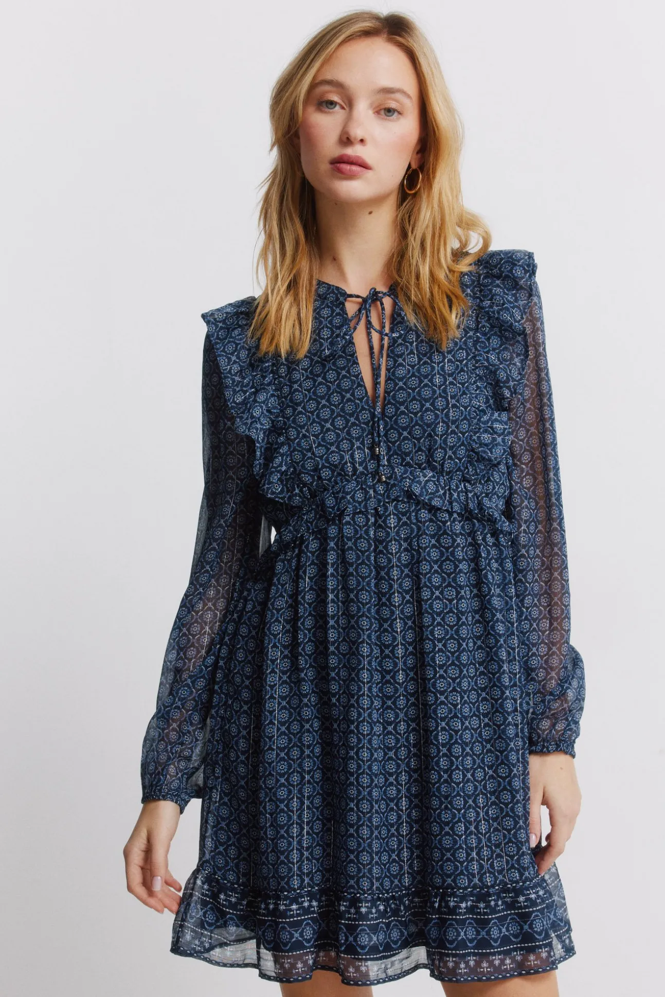 Robe courte à manches longues à volants