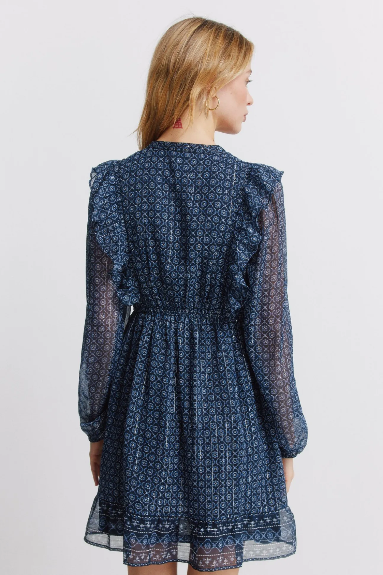 Robe courte à manches longues à volants
