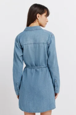 Robe courte en denim avec ceinture