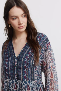 Robe courte en gaze &agrave; sequins