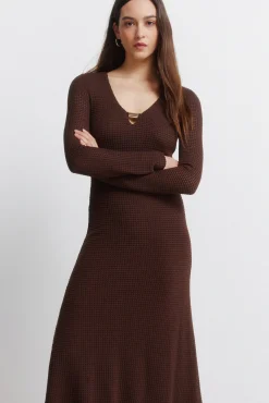 Robe midi &agrave; d&eacute;collet&eacute; perle