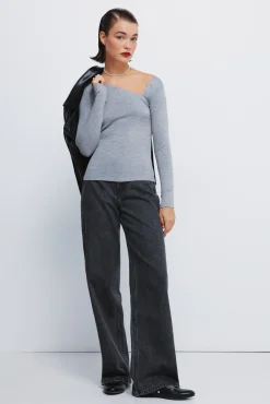 T-shirt &agrave; d&eacute;collet&eacute; asym&eacute;trique