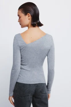 T-shirt &agrave; d&eacute;collet&eacute; asym&eacute;trique