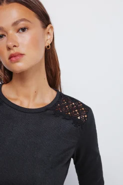 T-shirt &agrave; &eacute;paules en crochet