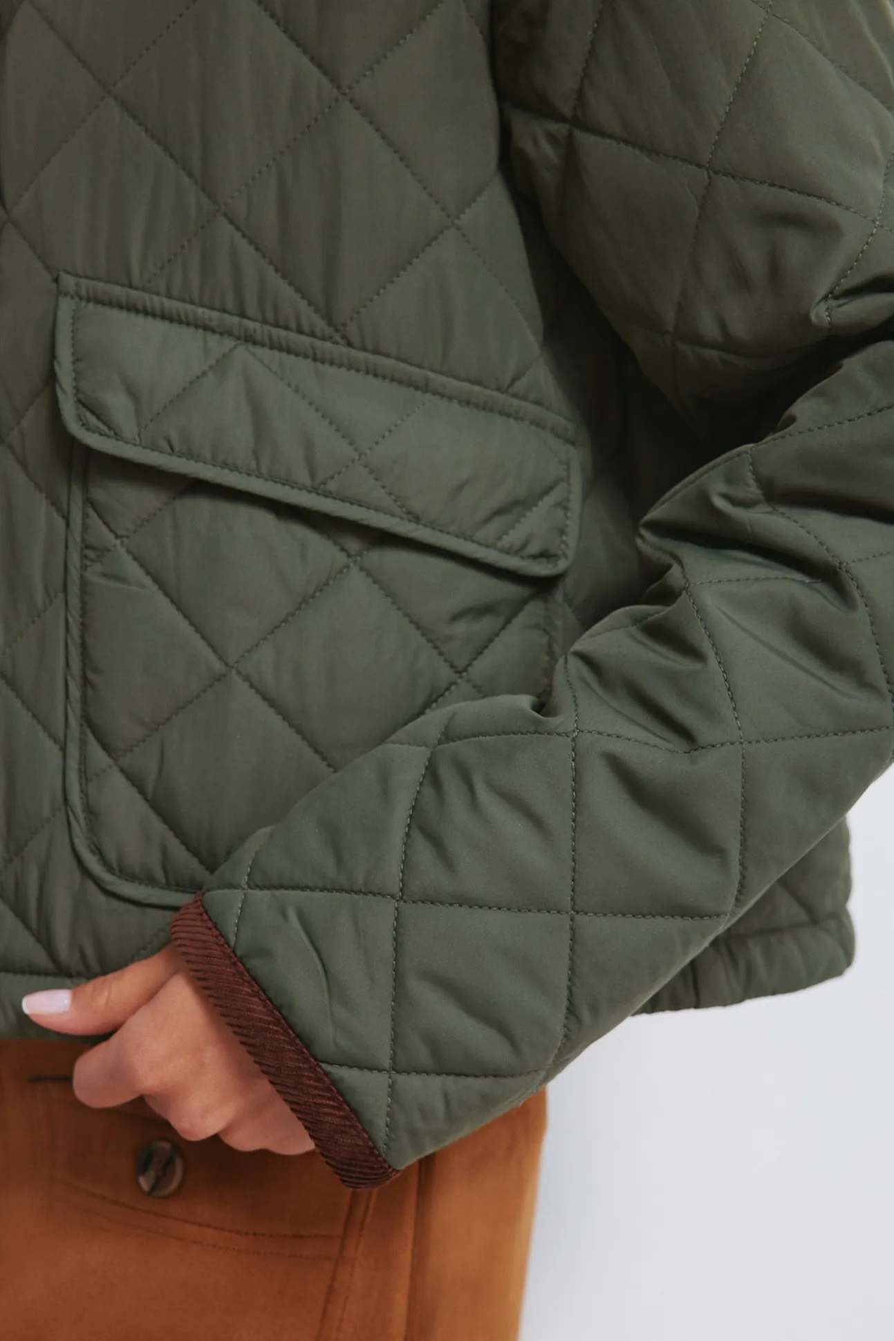 Veste courte matelassée avec col en velours côtelé